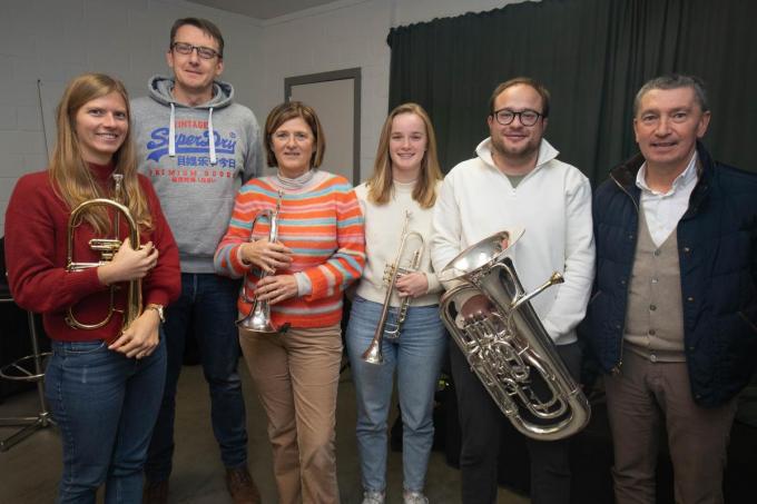 De Kon. Stadsfanfaren zijn voor het eerst present op de kerstmarkt. Op de foto een deel van het bestuur met v.l.n.r. Stefanie Vanrobaeys, Jurgen Vanbrabant, Veerle Vanrobaeys, Hélène Verfaillie, Gilles Demeurisse en kerstmarktverantwoordelijke Geert Leysen.