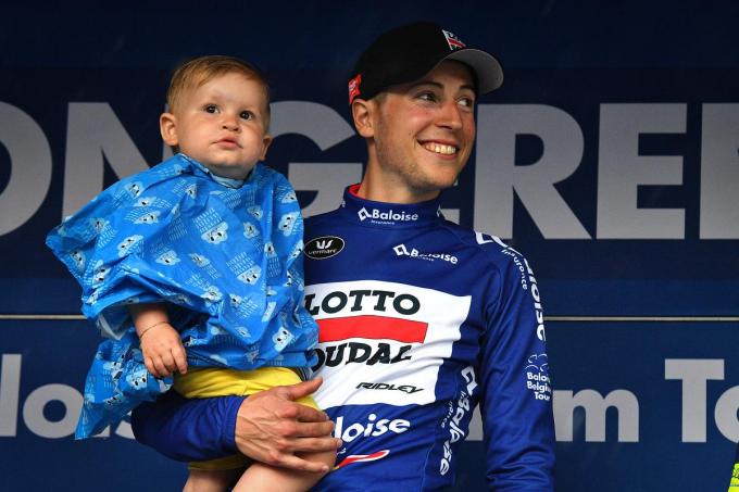 Jens Keukeleire met zijn zoontje Lou op het podium van de Ronde van België in 2018, waar hij net als in 2017 het eindklassement won. Het zou later zijn laatste profzege blijken.