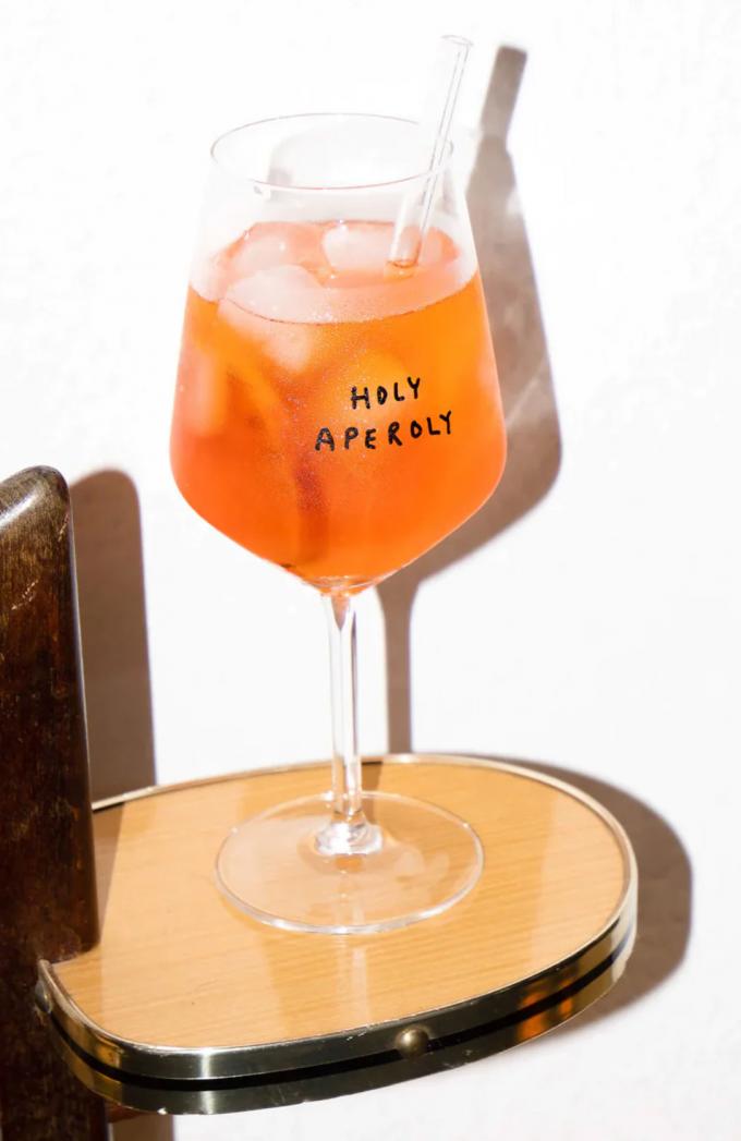 Aperitiefglas met opschrift 'Holy Aperoly'