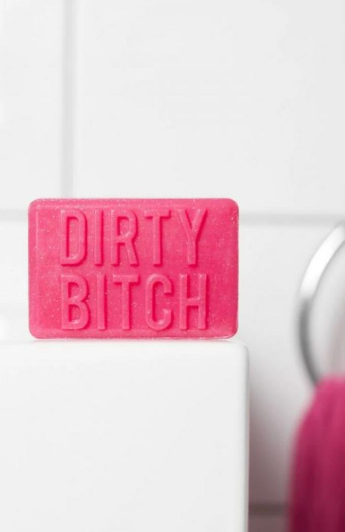 Roze stuk zeep met opschrift 'Dirty bitch'