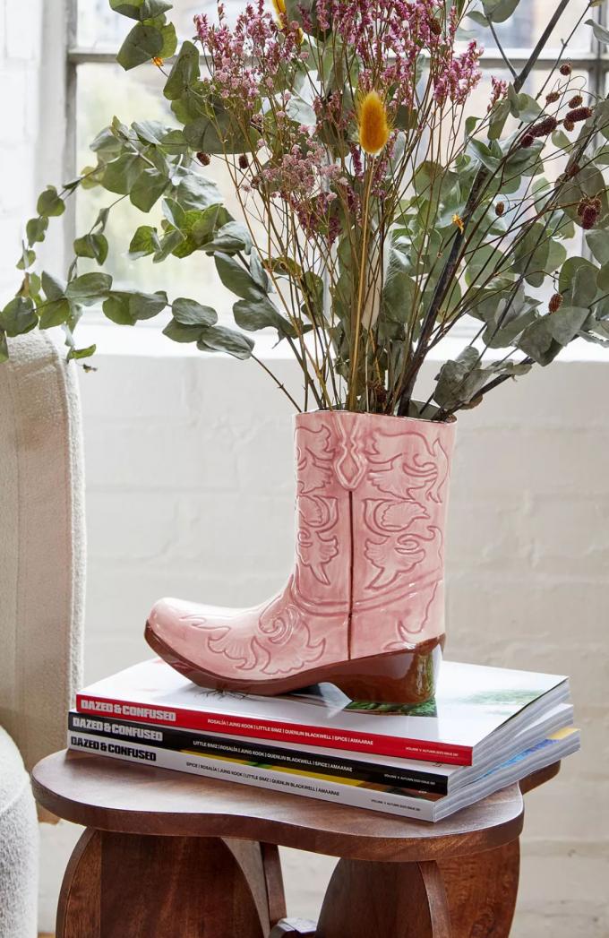 Plantpot in de vorm van een roze cowboylaars