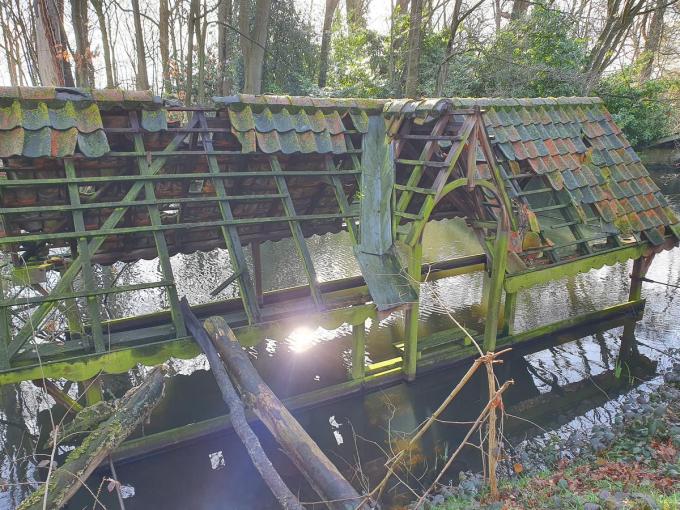 Het oude boothuis is in erbarmelijke staat.