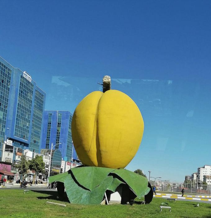 Un abricot géant sur un rond-point à Malatya.