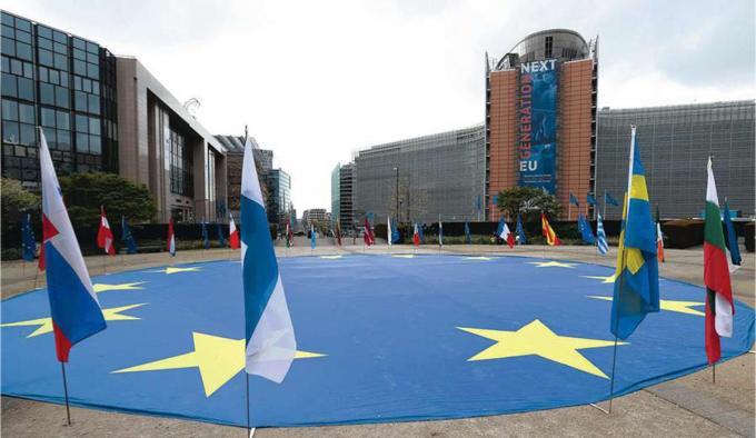 Het Schumanplein in Brussel is het hart van de Europese wijk, met rechts de hoofdzetel van de Europese Commissie en links de gebouwen van de Raad.