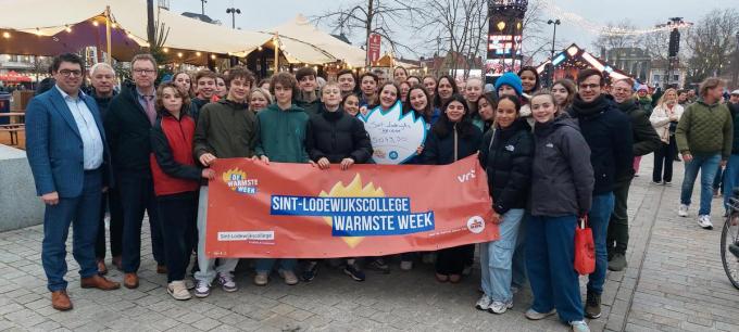 Leerlingen van het Sint-Lodewijkscollege gaven een cheque van 5.050 euro.