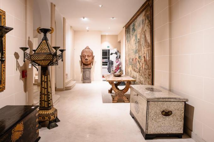 Zelfs de ingang van het Memlinghuis bevat tal van kunstwerken, waaronder en mysterieuze Ottomaanse koffer.
