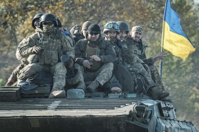 L’individu peut s’élever à des sommets de courage et se laisser entraîner dans des déchaînements de cruauté, telle est l’ambivalence du soldat au combat.