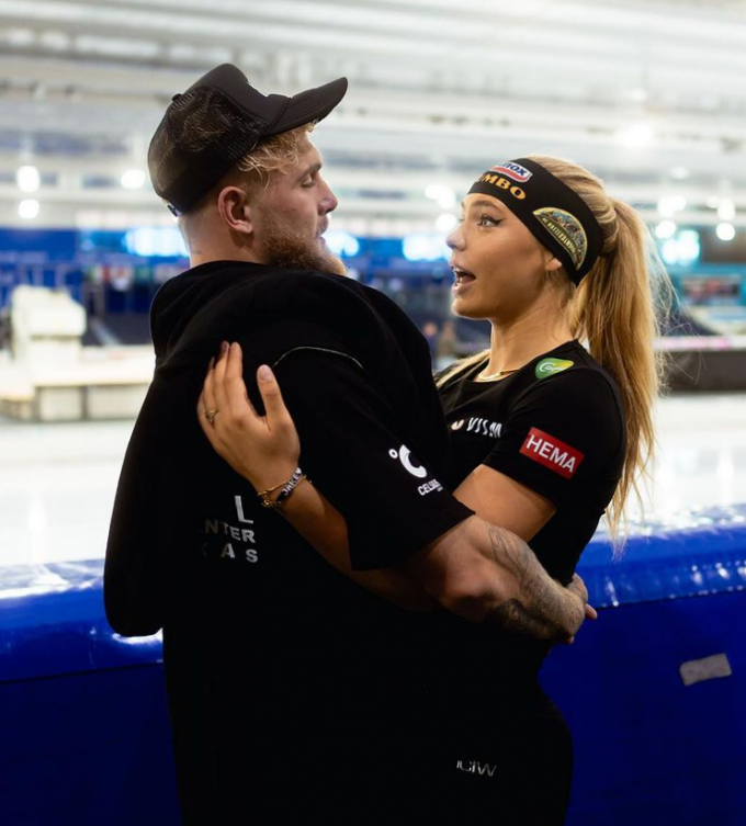 Jake en Jutta in een innig momentje aan de rand van de schaatsbaan.