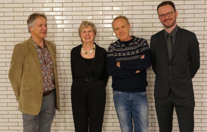 We zien Stef Bos (tweede van rechts) met het directieteam van Thuiszorg Familiezorg: Christian Devlies (links), Laura Picard en Matthias Lampaert (rechts).