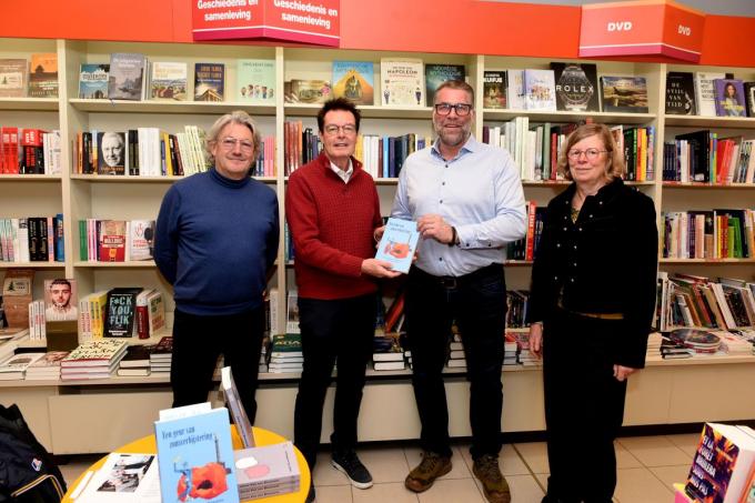 Schepen Stéphane Buyens, Johan Van den Driessche, burgemeester Bram Degrieck en Gisèle Briers van de Culturele Raad.