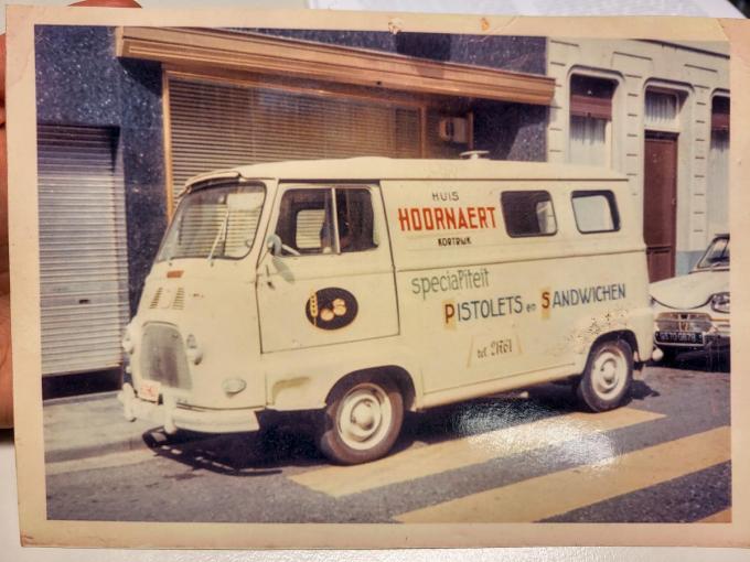 Na de bakfiets en Citroën R4, werden vroeger de bestellingen met een Renault camionette rondgebracht