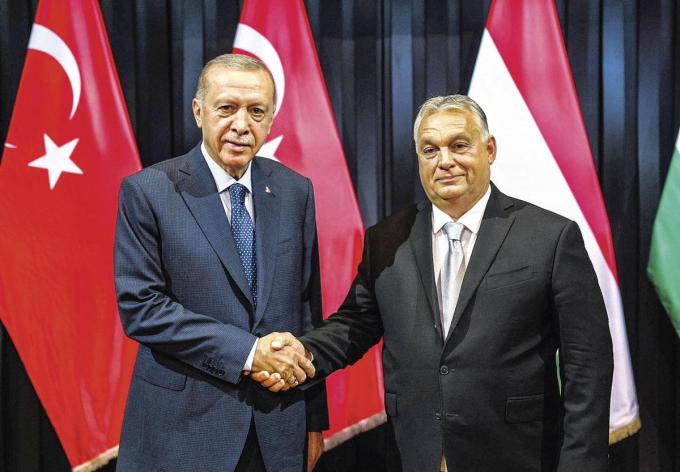Recep Tayyip Erdogan en Viktor Orbán. De twee voelen instinctief aan dat ze een gezamenlijke strijd voeren.