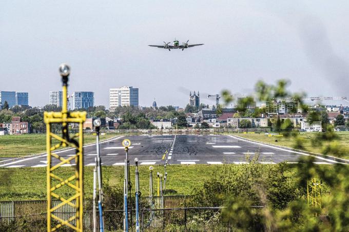 ‘De enge verwevenheid tussen overheid en luchtvaartsector is nergens zo duidelijk als bij de luchthaven van Deurne.’
