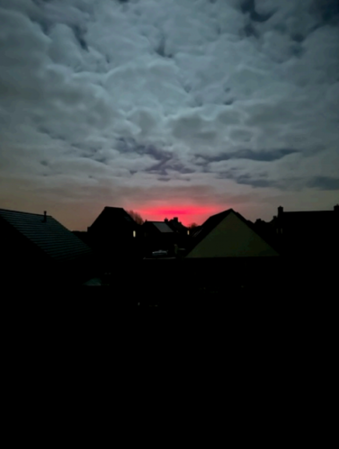 Een ‘UFO’, gespot in Oostkamp, bleek het licht van een tomatenserre te zijn.