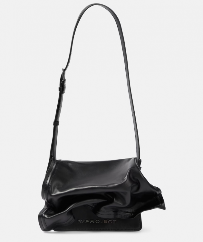 Asymmetrische crossbody bag in zwart laqué leer