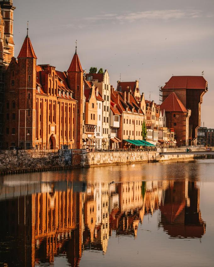 “Met de trein door Polen reizen is een echte aanrader. Zo ontdekte ik de prachtige architectuur van Gdansk”, aldus Caroline Muller. (foto VeggieWayfarer)