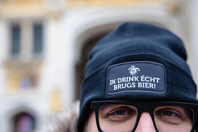 Medewerkers van brouwerij De Halve Maan deelden mutsen uit met het opschrift en logo van hun bier ‘Brugse Zot’. Een verwijzing naar de kleine bieroorlog die er heerst.