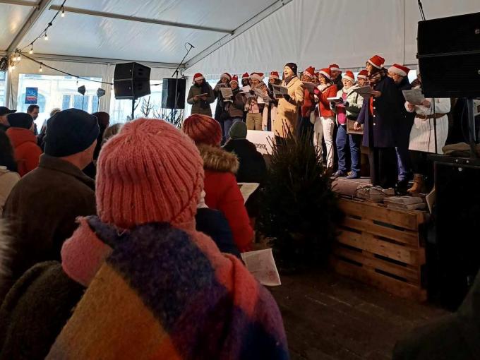 Alle inwoners waren na de nieuwjaarsreceptie ook welkom om mee te zingen met Vlaanderen Zingt.