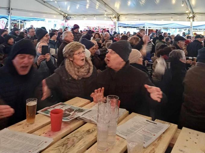 Alle inwoners waren na de nieuwjaarsreceptie ook welkom om mee te zingen met Vlaanderen Zingt.