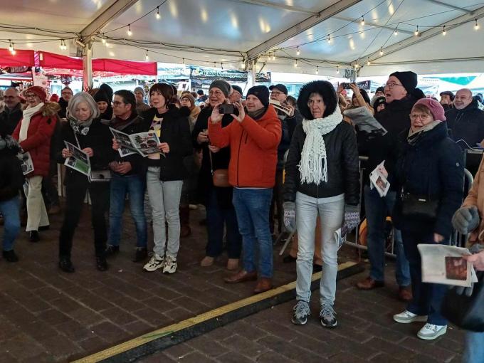 Alle inwoners waren na de nieuwjaarsreceptie ook welkom om mee te zingen met Vlaanderen Zingt.