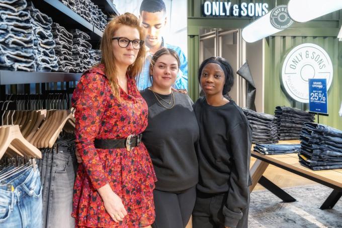 Shopmanager Lien Verschaeve, Chrysouthe en Marion runnen Only & Sons.