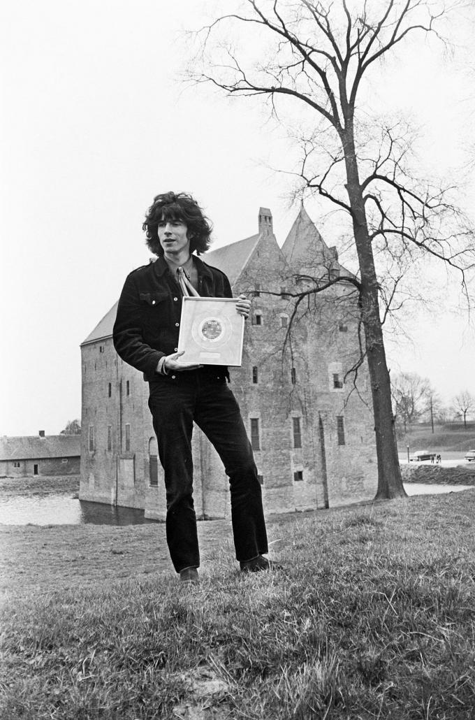 19 april 1967. Boudewijn de Groot presenteert zijn gouden plaat voor 'Het Land van Maas en Waal' in Slot Loevestein.