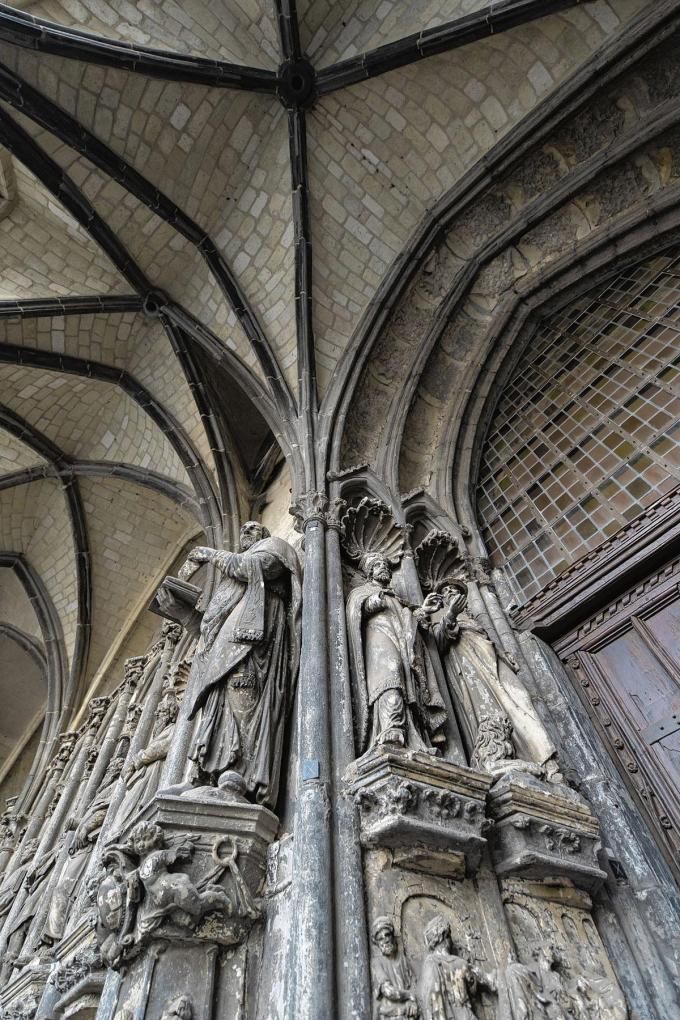 La cathédrale et son porche, avec ses statues en pierre de Tournai.