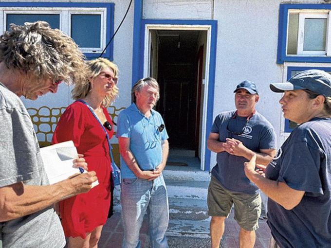 Els Ampe et Michel Vandenbosch avec Thodoris Tsimpidis et Anastasia Miliou: «Le déménagement des dauphins de Bruges pourrait être une première.»