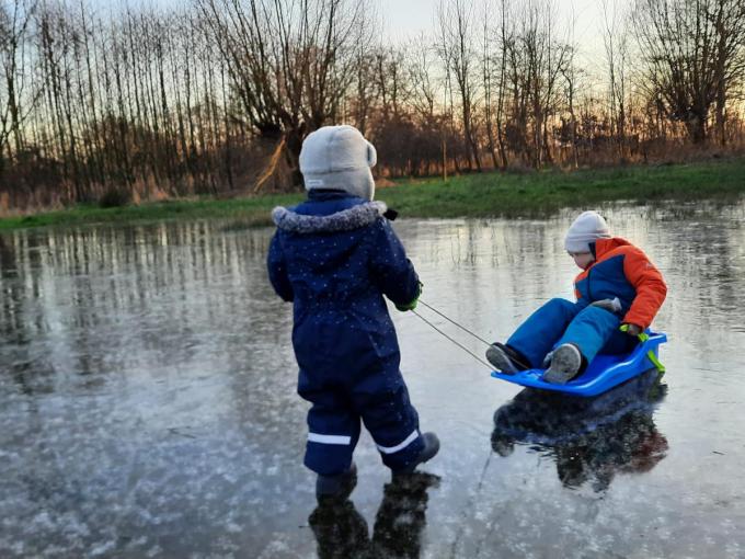 Winterpret op het ijs.