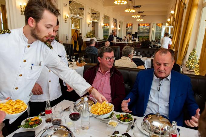 Tommelein en Vanryckeghem aan tafel in Thermae Palace. “Met wat ik nu weet gaat KVO niet failliet”, aldus Tommelein.