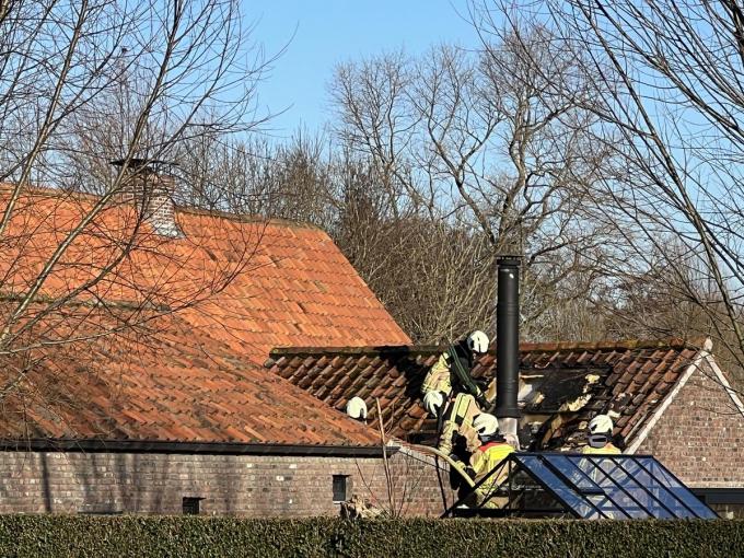 Uitslaande brand vernielt dak van bijgebouw villa in Oostduinkerke - KW.be