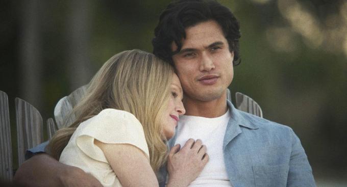 Gracie (Julianne Moore) en Joe (Charles Melton) in May December.