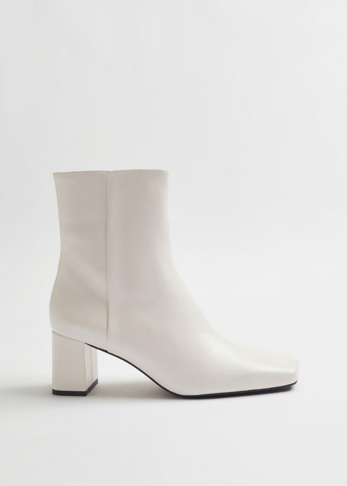 Les bottines blanches