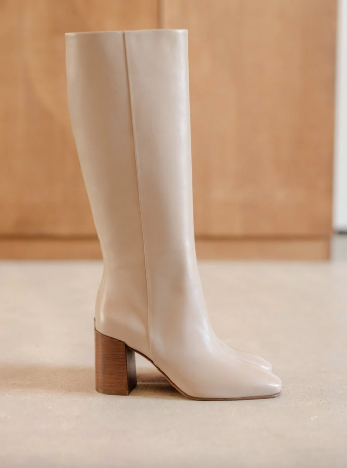 Les bottes en cuir beige