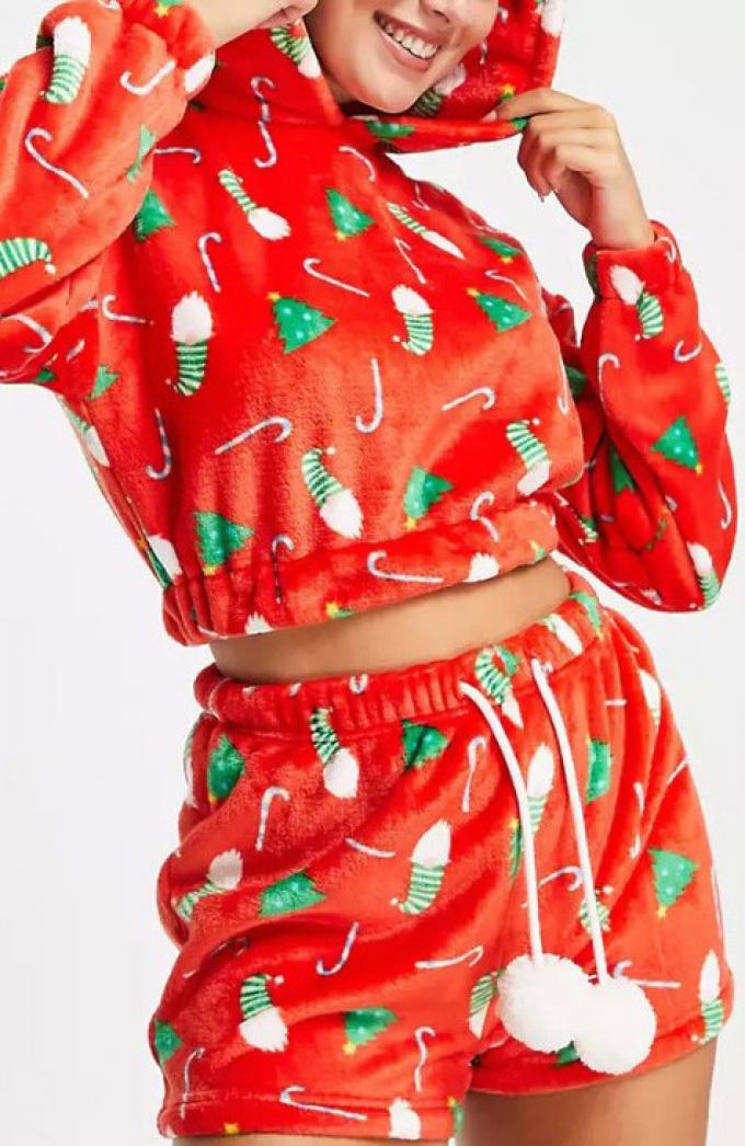 Pyjamaset in fleece in kerststijl