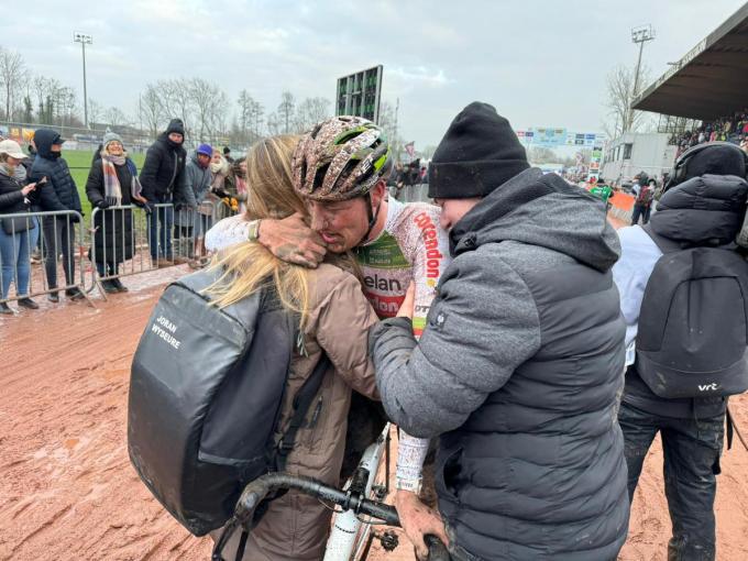 Na de finish viel een zichtbaar geëmotioneerde Joran Wyseure zijn vriendin in de armen: de jonge Lichterveldenaar pakte knap zilver.