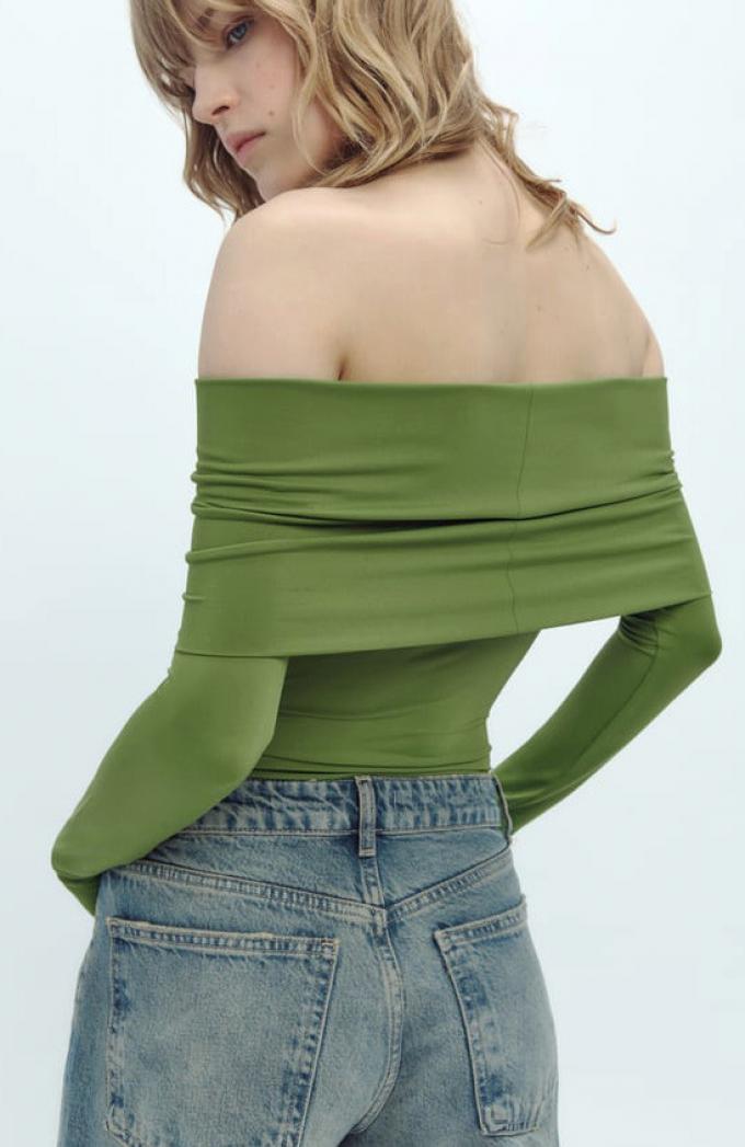 Groene bodysuit met blote schouders