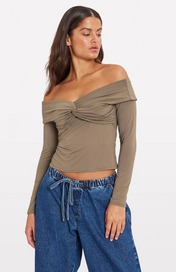 Offshouldertop met knoopdetail