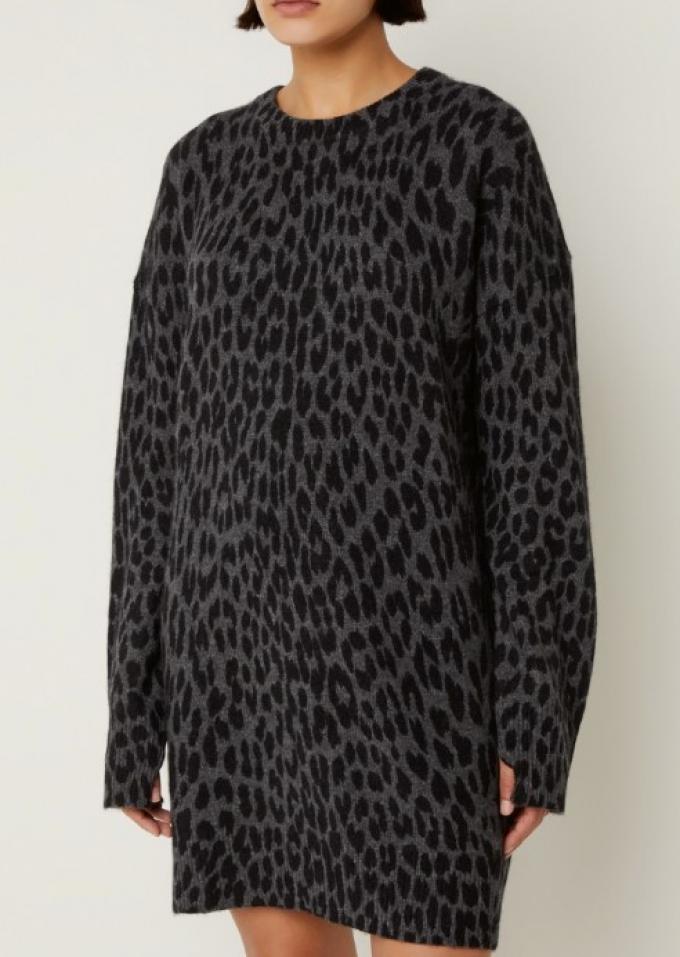 Korte oversized trui-jurk met luipaardprint