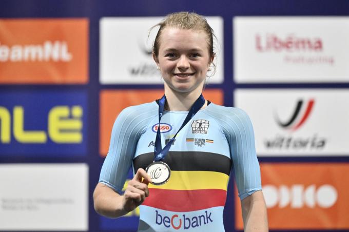 Lani op het podium met haar zilveren medaille: “Mijn gsm is nadien echt ontploft.”