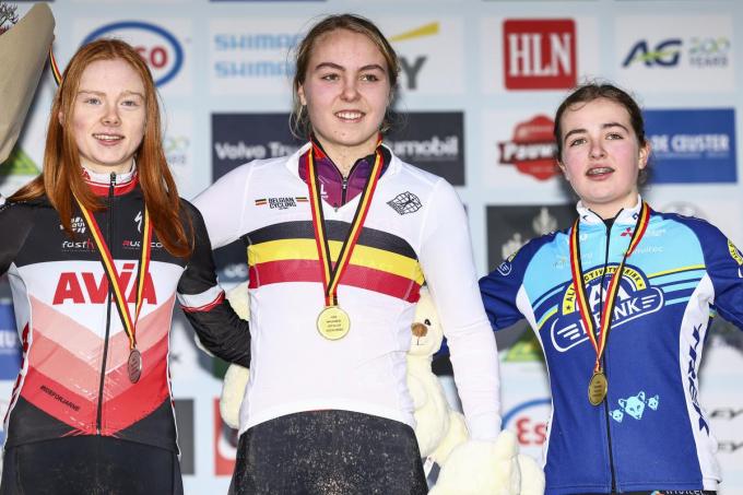 Elise Coussens op het podium, geflankeerd door Lobke Spinnoy en Phebe Blieck.