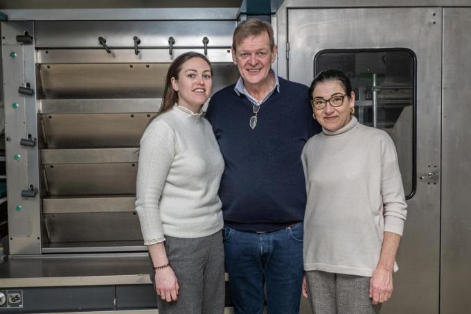 Dochter Louise, pa Kurt Geldhof en ma Ann Bril in de bakkerij. “We zijn altijd blijven investeren.” (foto SB)