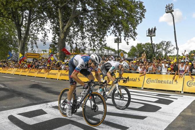 In de negentiende rit van de Tour 2023 versloeg Matej Mohoric (rechts) met een ultieme jump Kasper Asgreen.