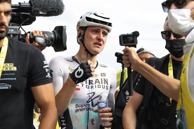 Matej Mohoric, zeer geëmo- tioneerd na zijn ritzege in de Tour in Poligny.