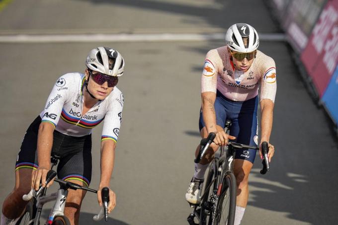 Lotte Kopecky en Lorena Wiebes na afloop van het EK op de VAM-berg, waar de Nederlandse de sprint om de tweede plaats won.