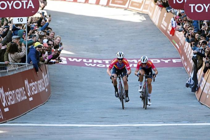 De sprint met ploeggenote Demi Vollering in de Strade Bianche. De Nederlandse zou uiteindelijk winnen.