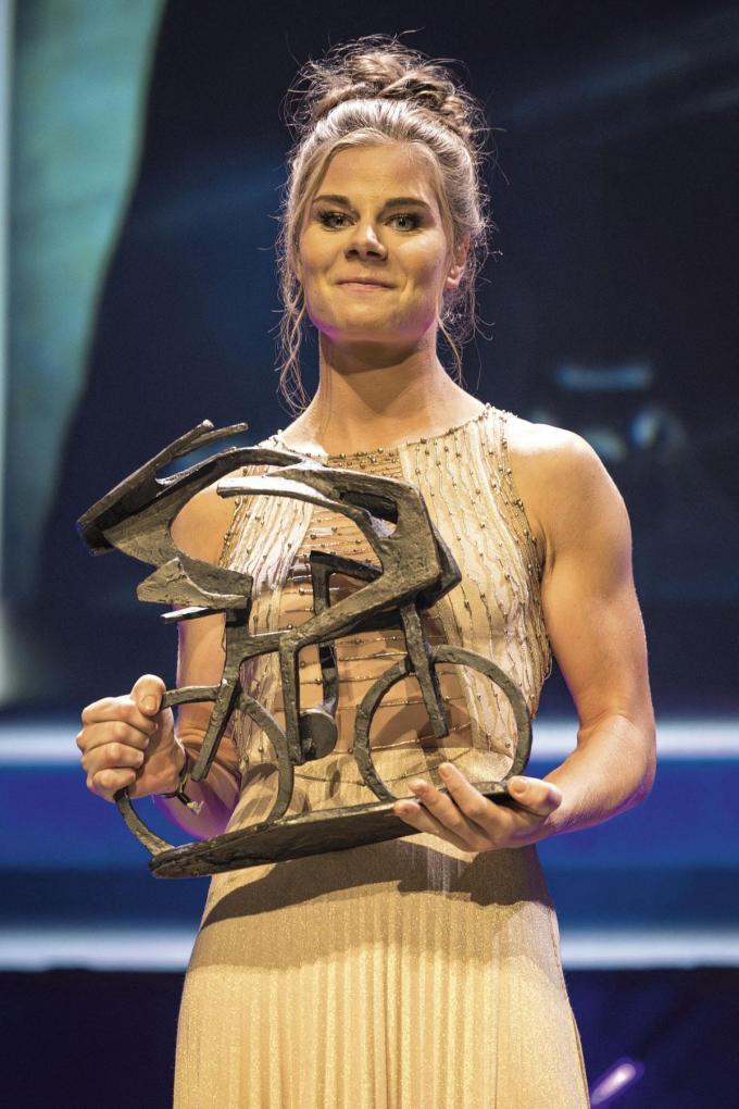 Lotte Kopecky, met de trofee van Flandrienne van het Jaar 2023.