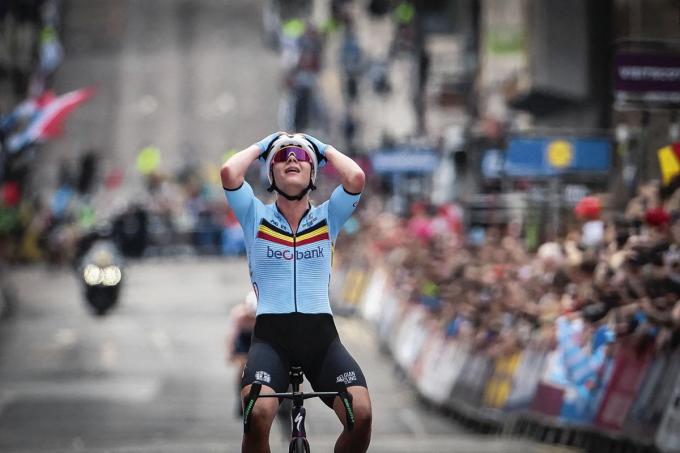 De mooiste zege van Lotte Kopecky: solo naar winst op het WK in Glasgow.