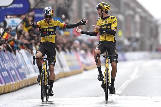 Wout van Aert schenkt de zege in Gent-Wevelgem aan Christophe Laporte.