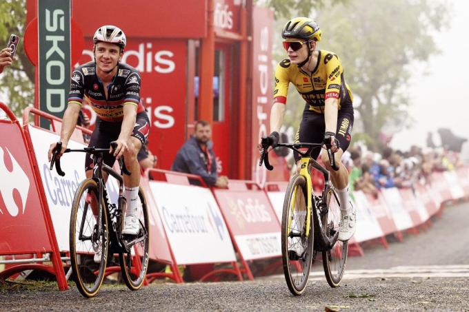 Remco Evenepoel en Jonas Vingegaard bollen samen over de finish in de Vuelta.